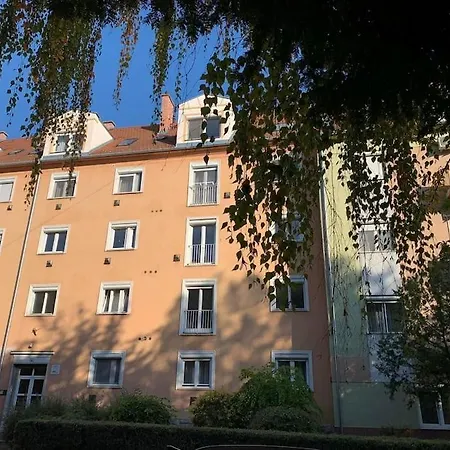 Hangulatos Tarsashazi Belvarosaban * Pécs